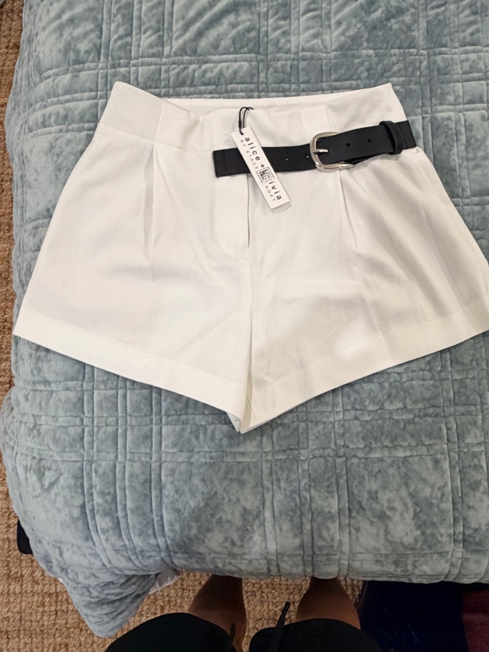 Alice & Olivia BNWT White Mini Shorts with Black accent Belt - sIze 2